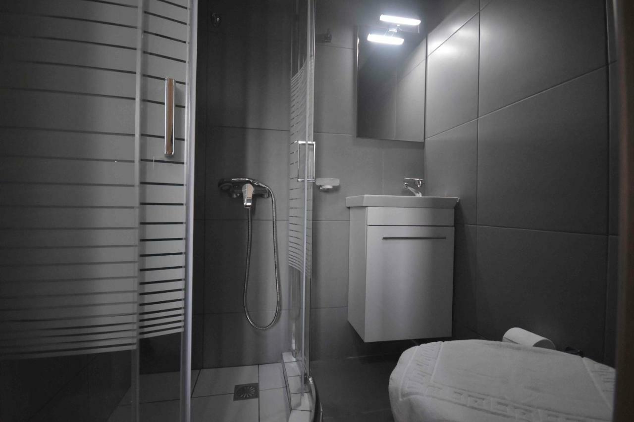 Avr Airport Deluxe Suites 4 Markópoulon Exterior foto